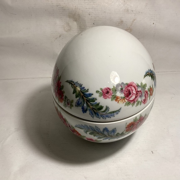 Vintage porcelain egg made in Paris, France. - Picture 2 of 8